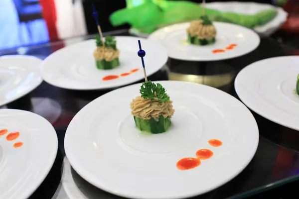 Tallrikar med Pate Canape — Stockfoto