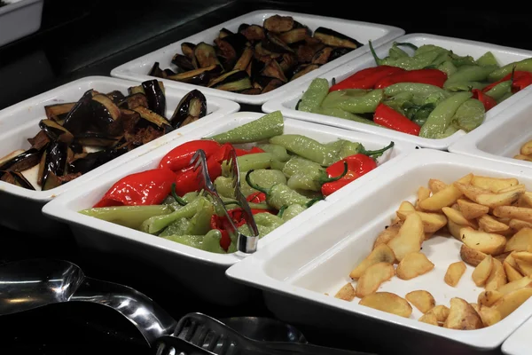 Bandeja com legumes grelhados e batatas fritas — Fotografia de Stock