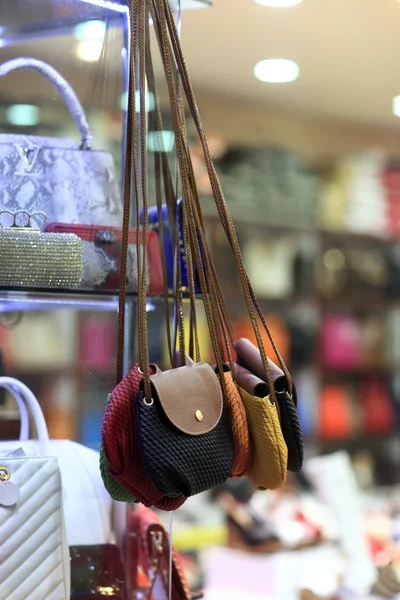 Handtaschen im Geschäft — Stockfoto