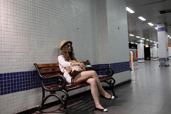 Teen on the bench at subway platform — Stock Photo, Image