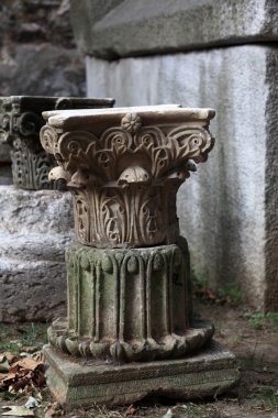 Antik sütun parçası