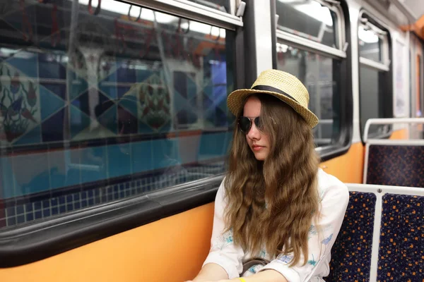 Adolescente em trem de metrô — Fotografia de Stock