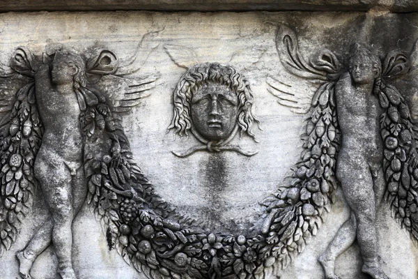 Medusa su un sarcofago di parete — Foto Stock