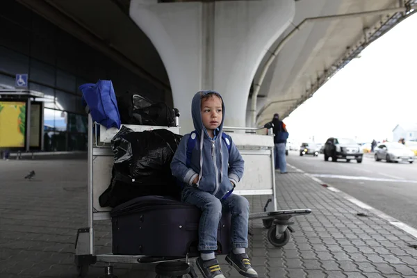 Barnet på flygplatsen — Stockfoto
