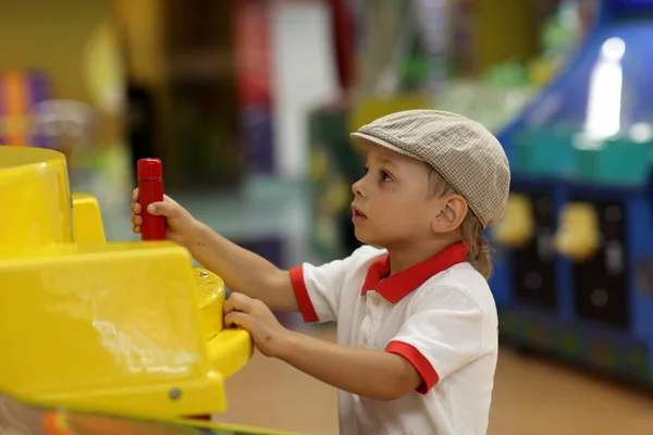 Junge spielt mit Spielmaschine — Stockfoto