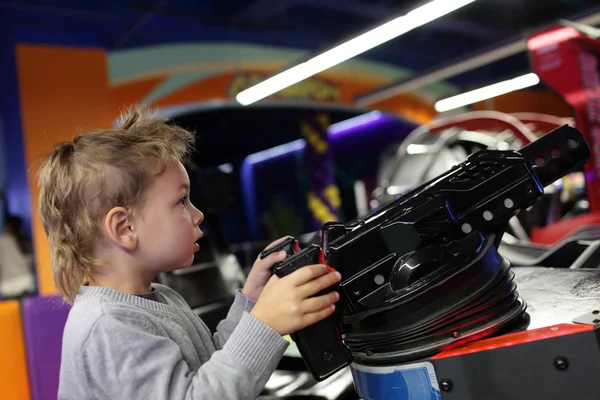 Gyermek játszik egy first person shooter — Stock Fotó