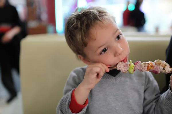 Bambino mangiare kebab — Foto Stock