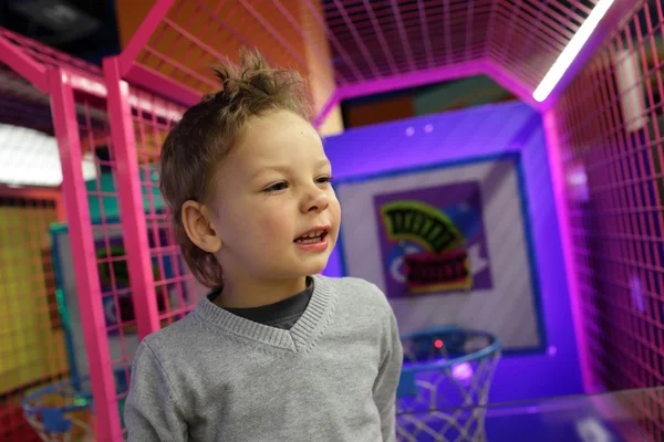 Niño en el parque de atracciones — Foto de Stock