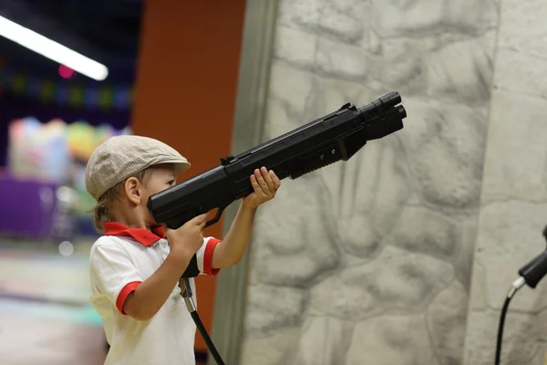 Criança com uma arma — Fotografia de Stock