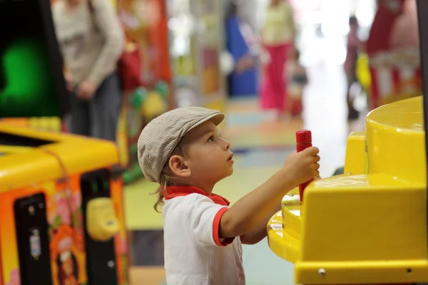 Kind spielt mit Spielmaschine — Stockfoto