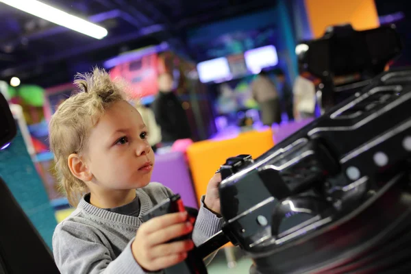 Child playing shooting game — Stock Photo, Image