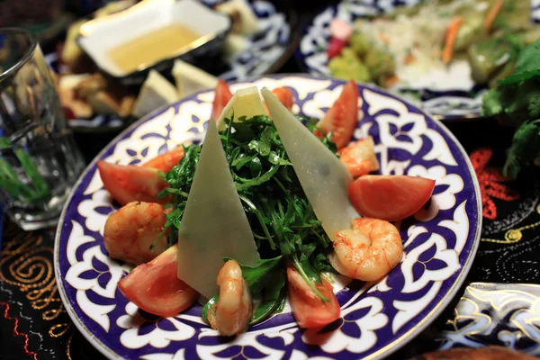 Салат из рукколы с креветками — стоковое фото