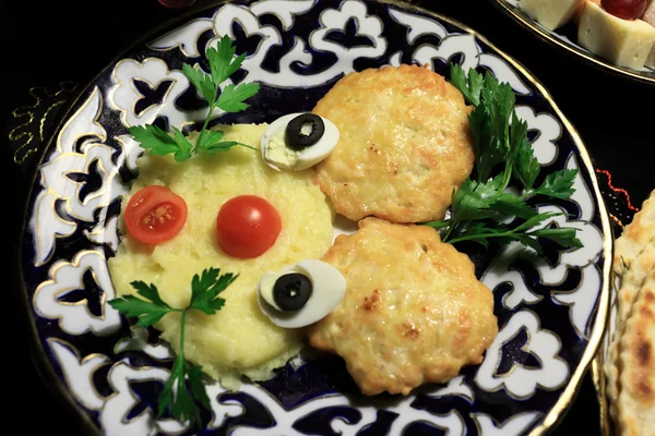 Chuletas de pollo con puré de papas y verduras — Foto de Stock