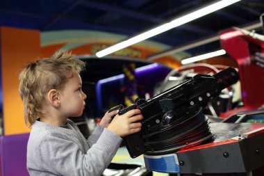 Bir first person shooter oynayan çocuk