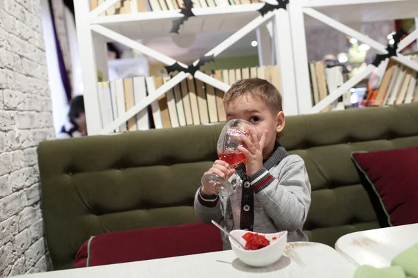 Niño bebiendo limonada — Foto de Stock