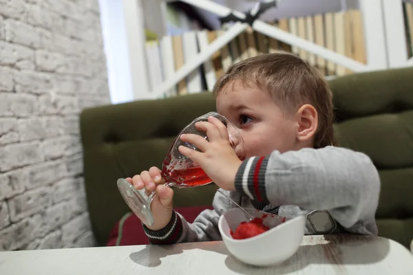 Boy drinking lemonade — Stock Photo, Image