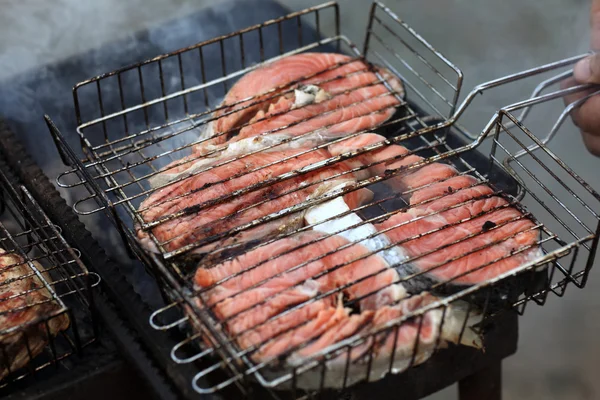 Somon biftekleri pişirme — Stok fotoğraf