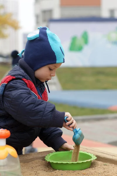 Anak laki-laki bermain di sandbox — Stok Foto