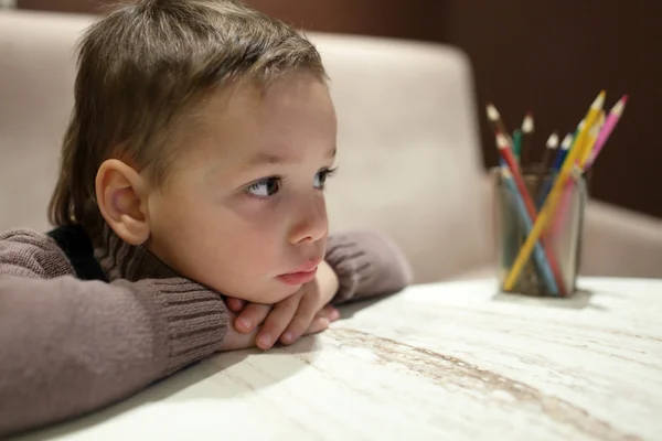 Niño pensante — Foto de Stock