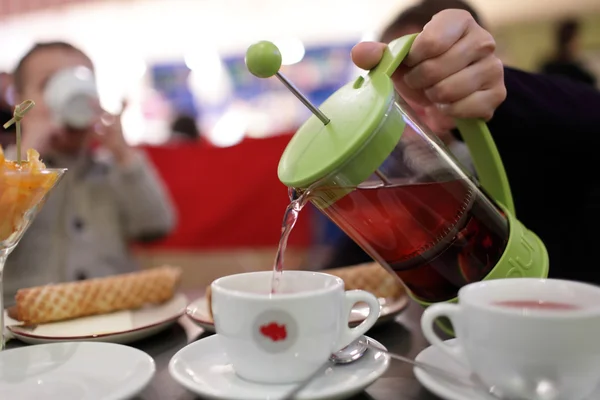 Person pouring fruit tea — Stock Photo, Image