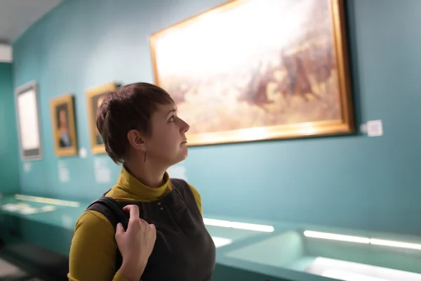 Frau in der Gemäldegalerie — Stockfoto