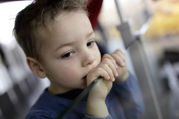 Niño en el museo — Foto de Stock