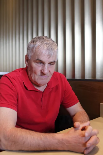 Homme dans un restaurant — Photo