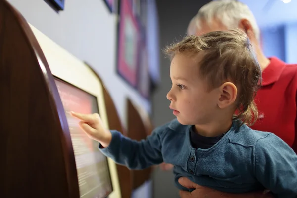 Niño usando pantalla táctil — Foto de Stock