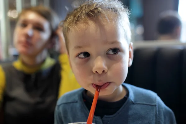 Barn med en drink — Stockfoto
