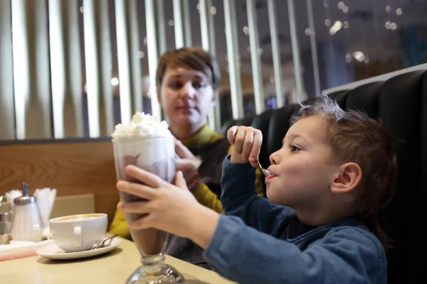 Chłopiec zjada pianki milkshake — Zdjęcie stockowe