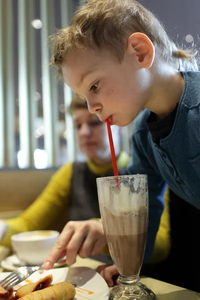 Pojke drycker mjölkchoklad cocktail — Stockfoto
