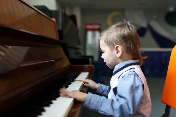 弹钢琴的孩子 — 图库照片