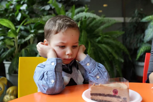 Boos jongen in café — Stockfoto