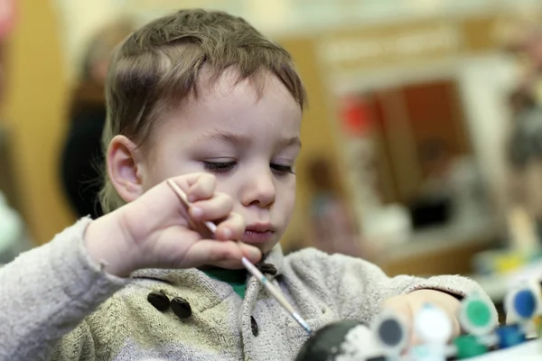 Niño haciendo juguete de cartón — Foto de Stock