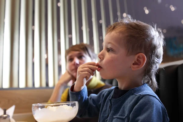 Chlapec má zmrzlina s oplatkové trubičky — Stock fotografie