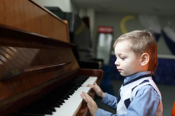Ребенок играет на фортепиано — стоковое фото
