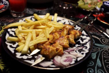 Kızarmış patatesli tavuk kebabı