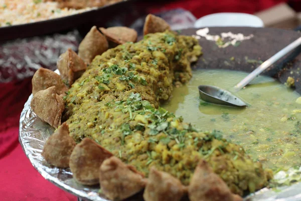 Curry di patate e piselli con samosa — Foto Stock