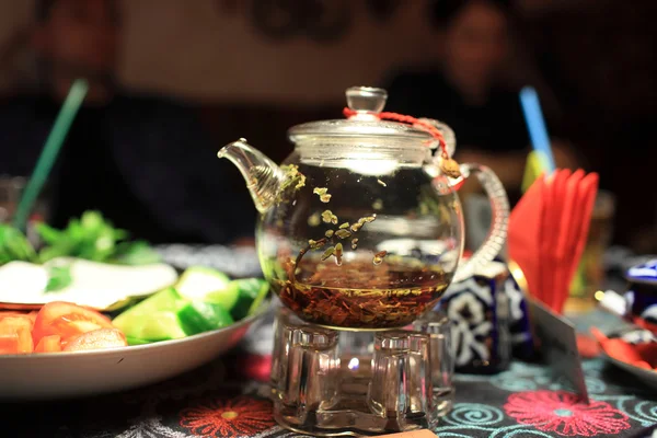 La tetera de cristal en una mesa — Foto de Stock