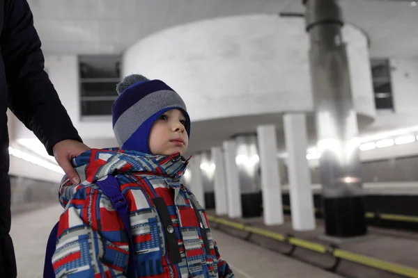 Madre sosteniendo hijo en la plataforma del metro —  Fotos de Stock
