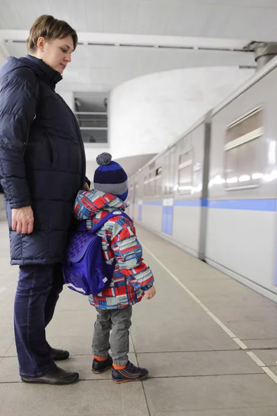 Anne ile oğlu metro platformda — Stok fotoğraf