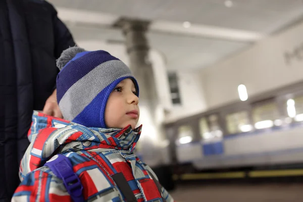 Ребенок на платформе метро — стоковое фото