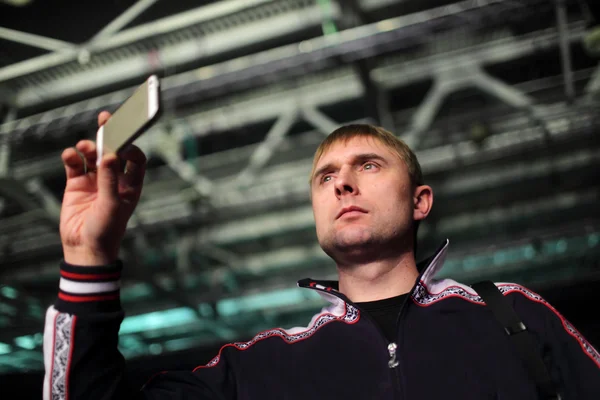 Man takes picture with cell phone — Stock Photo, Image