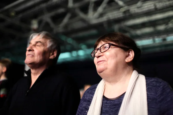 Casal sénior num concerto — Fotografia de Stock