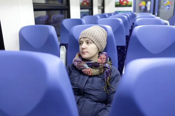 Femme dans un train — Photo