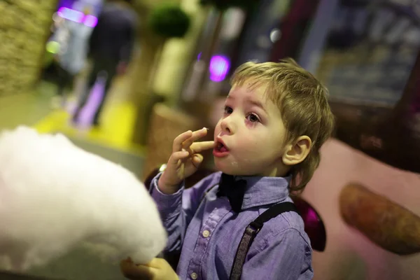 Niño comiendo algodón de azúcar — Foto de Stock