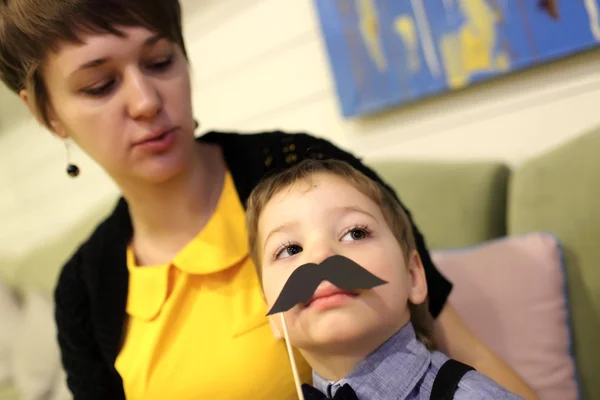 Pojke med leksak mustasch — Stockfoto