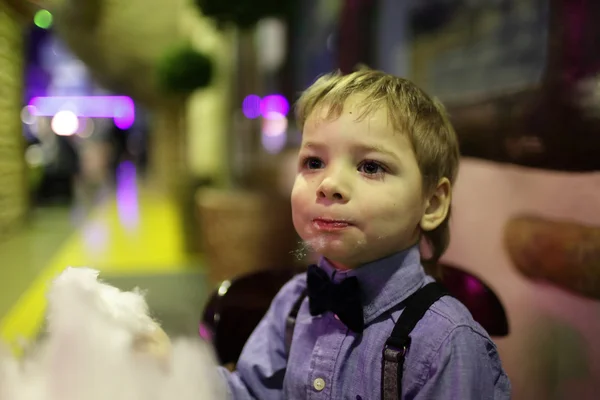 Menino com algodão doce — Fotografia de Stock