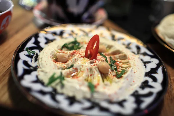 Piatto con hummus — Foto Stock