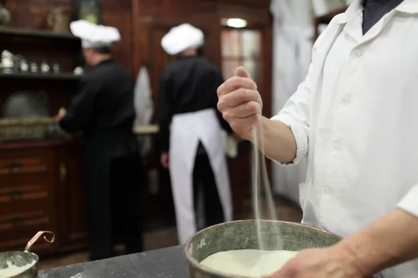 Chef demonstrates flour — Stock Photo, Image